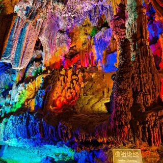 #11月好去處2025
荔浦銀子岩
位於廣西壯族自治區桂林市荔浦縣馬嶺鎮，是一個以潔白晶瑩的鐘乳石著稱的溶洞。
洞內景色壯觀，被譽為「世界岩溶藝術之冠」。
銀子岩的鐘乳石形態多樣，色彩斑斕，猶如天然藝術宮殿。
最為著名的有雪山飛瀑， 一大片潔白晶瑩的鐘乳石，如瀑布般傾瀉而下，蔚為壯觀。
銀子岩的形成是漫長的自然過程。
石灰岩在水的作用下，經過溶蝕、沉積等作用，形成了這些奇特的鐘乳石和石筍。

