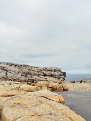 ナチュラル・ブリッジ：ザ・ギャップの向かいに佇む見事な花崗岩のアーチ。