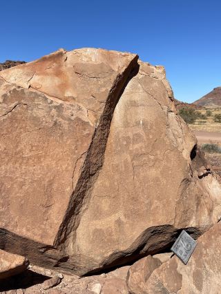 🇳🇦 ヒンバ族の村への旅の感想 | ナミビアのヒンバ族文化を体験

今回のナミビア旅行を他の旅と一線を画すものにした体験の一つは、ヒンバ族のコミュニティを訪れ、彼らの独特な生活様式について学ぶことでした。❤️

特に印象的だったのは、彼らの独特な衣服、装飾品、そしてヘアスタイルです。中でも、ナミビアの乾燥した風景に美しく映える赤みがかったオレンジ色の色合いは圧巻でした。一つ一つの要素が物語を語り、単なる装飾以上の意味を持っているように感じられました。

滞在中、村人たちが作った工芸品やお土産を見たり、彼らと話したり、日々の生活、家族、そして文化について学びました。この旅は、自然を満喫するだけでなく、人々と出会い、ナミビアのもう一つのユニークな文化を知る貴重な時間となりました。

これからヒンバ族を訪れる方には、コミュニティのゲストとして接し、彼らの習慣を尊重し、ガイドの指示に従い、写真を撮る際は必ず許可を得ることをお勧めします。可能であれば、地元の人々の手工芸品を直接購入することで、地域社会を支援することも素晴らしい方法です。

これはナミビアでの忘れられない思い出の一つです。写真映えする美しさだけでなく、私たちが慣れ親しんだものとは異なる、多様な人々や生活様式に触れることができました。🌍🤎

ナミビア、ヒンバ🇳🇦 ― 景色以上のものを与えてくれた旅。それは人々の物語を学ぶ旅でした。

#ヒンバ #ヒンバ村 #ナミビア #ナミビア旅行 #ナミビア旅行 #アフリカ旅行 #ナミビア旅行 #海外旅行 #アフリカ旅行 #旅行記