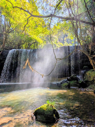 [Kumamoto Prefecture] It's like another world! Experience the breathtaking scenery of mystical light and clear stream at Nabegataki Falls.