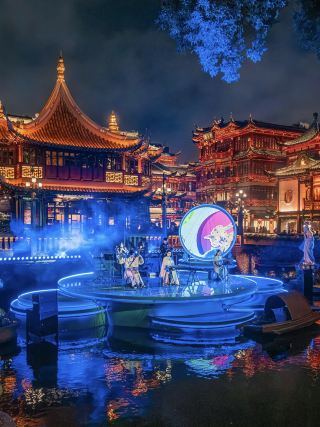 🏮 Traditional Chinese Romance! The Yuyuan Garden World Heritage Music Festival – Shanghai Music Season – features spectacular illuminations and dazzling performances 🎶✨

📍 Trip Overview:
A must-see destination for enjoying the lights and immersing yourself in traditional Chinese romance (Guofeng) at the “Yuyuan Garden World Heritage Music Festival” (非遗大豫园音乐季), running for a full 58 years from September 19th to November 15th! The festival boasts a full range of world heritage cultural performances, magnificent lantern exhibitions, spectacular parades, and concerts featuring a blend of folk and modern music by the lake. The atmosphere is breathtaking, like stepping into a dream at night.

🚆 How to Get There & Location:
· Place Name: Yuyuan Garden / Shanghai Old Town (上海豫园 - Yuyuan Garden)
· Event Period: September 19 - November 15
· Transportation: Take Metro Line 10 or 14 to Yuyuan Garden Station (豫园站). It's a short walk from there. Very convenient.

✨ Highlights & Must-Do Activities:
· Lantern Sea (灯笼海): Admire the spectacular display of lanterns inspired by ancient paintings, beautifully adorning Nihui Road and Golden Square.
· Moonlit Procession (走月亮巡游): A special procession led by NPCs in ancient Chinese costumes. • Lantern parade under the moonlight and participate in prayer ceremonies in the central square.
· Fusion Folk Music Concert (九曲桥音乐演出): A spectacular live music performance on the stage in the middle of the Nine-Arch Bridge, featuring a fusion folk music band (New Folk Music Band) that blends Chinese instruments such as the guzheng, flute, and drums with modern electronic music. The performance starts at 9:00 PM.
· Special Festival Performance Schedule:
· October 19 - November 1: Theme: Urban Grassland (Shows by artists Zhang Zhaosan, Hanggai Band, and Mongolian/Kazakhstani performances)[span_5](start_span)[span_5](end_span)
· November 2-15: Southwest Folk Dance Theme and Special Performances from Gaohong[span_6](start_span)[span_6](end_span)

🏠 Surrounding Atmosphere:
Immersed in the atmosphere of ancient Chinese civilization, sparkling lights reflecting on the water's surface, bustling with people and beautiful music. Perfect for a stroll, taking beautiful photos, and soaking up local culture at night.[span_7](start_span)[span_7](end_span)

💡 Caution:
Music performances on the central stage on the water start at 9:00 PM. No advance ticket reservation is required,[span_8](start_span)[span_8](end_span), but it's recommended to allow extra time to find the best photo spots. Book in advance because it gets quite crowded.

#YuyuanGarden #豫园 #ShanghaiTravel #ShanghaiReview #ShanghaiNightView #ShanghaiMusicFestival #tripcom
