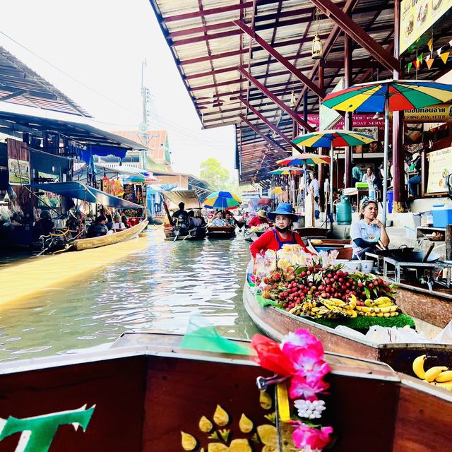 Relaxing river market travel in Thailand!  