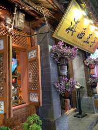 Shopping in the hustle and bustle of Qingming Shanghetu in Lijiang