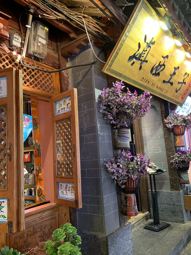 Shopping in the hustle and bustle of Qingming Shanghetu in Lijiang