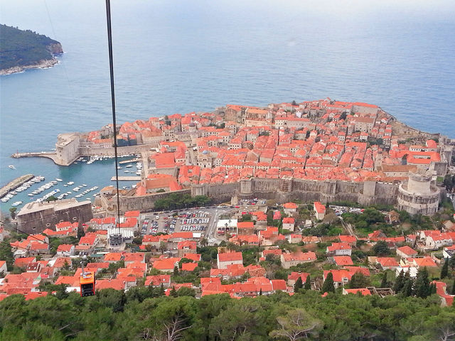 Dubrovnik : a beautiful medieval town 