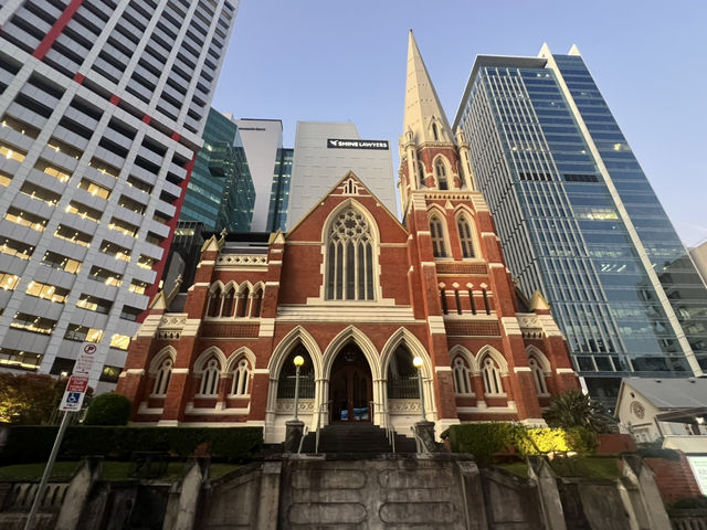 城市的心臟跳動：布里斯班市政廳與喬治國王廣場漫步記 🏛🌿