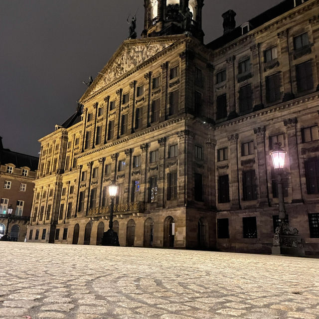 Amsterdam on a Budget: Canals, Culture & Cozy Corners