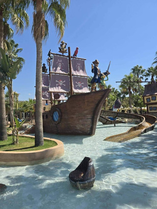 #эпическиемоментыпутешествия

Добро пожаловать в морской парк Sealanya Dolphinpark, где средиземноморское солнце встречается с невероятными водными приключениями! В качестве вашего гида, вот эпические моменты путешествия, которые вы ни в коем случае не должны пропустить во время вашей экспедиции:

· Встреча лицом к лицу с акулами: Войдите в безопасную подводную клетку и погрузитесь в аквариум с хищниками. Наблюдение за тем, как эти огромные акулы скользят всего в нескольких сантиметрах от вашего лица, — это захватывающее дух зрелище, которое вы никогда не забудете.

· Танцы с нежными скатами: Поплавайте с маской и трубкой в ​​тропической лагуне, где плавают тысячи экзотических рыб. Изюминкой здесь является скольжение рядом с огромными, дружелюбными скатами, которых вы можете нежно касаться, когда они проплывают мимо вас.

· Связь с дельфинами: Это жемчужина парка. Вы можете прыгнуть в глубокий бассейн, чтобы обнять, поцеловать и поплавать рядом с очень умными дельфинами-афалинами, почувствовав их невероятную энергию и игривый дух.

· * Открытие затерянной Атлантиды: Наденьте маску для подводного плавания и погрузитесь в специально спроектированный бассейн, наполненный копиями древних подводных руин и разрушенных статуй. Почувствуйте себя морским археологом, открывающим затерянную цивилизацию.

· Захватывающее морское шоу: Займите место на стадионе, чтобы посмотреть, как морские львы и дельфины выполняют невероятные сальто, синхронные прыжки и ловкие трюки, демонстрируя свою невероятную связь со своими дрессировщиками.

