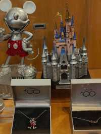 Heyyyy here we are at Disney Storeeee