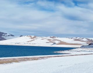 Half snow and half lake, it's so beautiful that it's intoxicating!