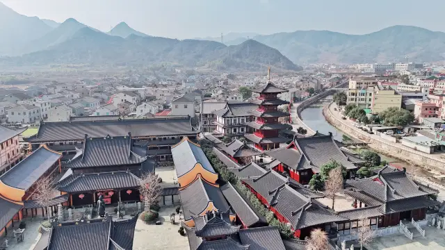 A Tang Dynasty style temple, accompanied by a moat, is so beautiful that it's intoxicating!