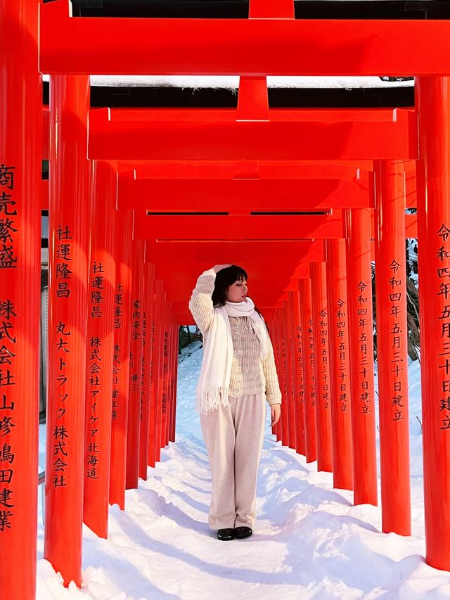  日本小樽必去景點住吉神社白雪配紅色鳥居一定不能錯過