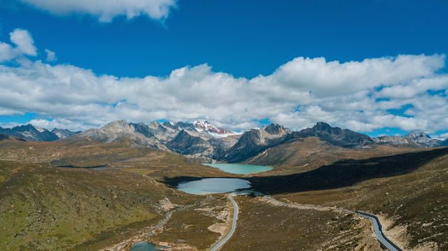 雪山潔白，湖泊清澈，川西的美景，會聽到全世界唱給你的情歌