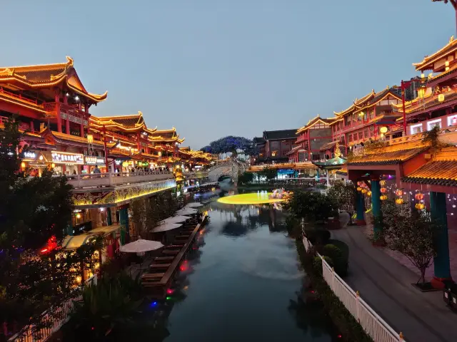 The night view of Dongpo Impression Water Street in Meishan, Sichuan is stunning! Not to be missed