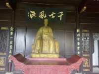 位於黃州區赤壁磯頭因北宋大文豪蘇東坡在此寫有《赤壁懷古》詞和前後《赤壁賦》而得名又稱文赤東坡赤壁壁