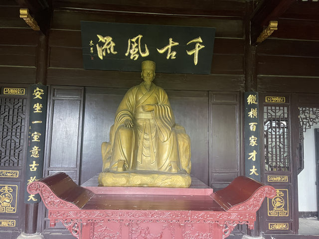 位於黃州區赤壁磯頭因北宋大文豪蘇東坡在此寫有《赤壁懷古》詞和前後《赤壁賦》而得名又稱文赤東坡赤壁壁