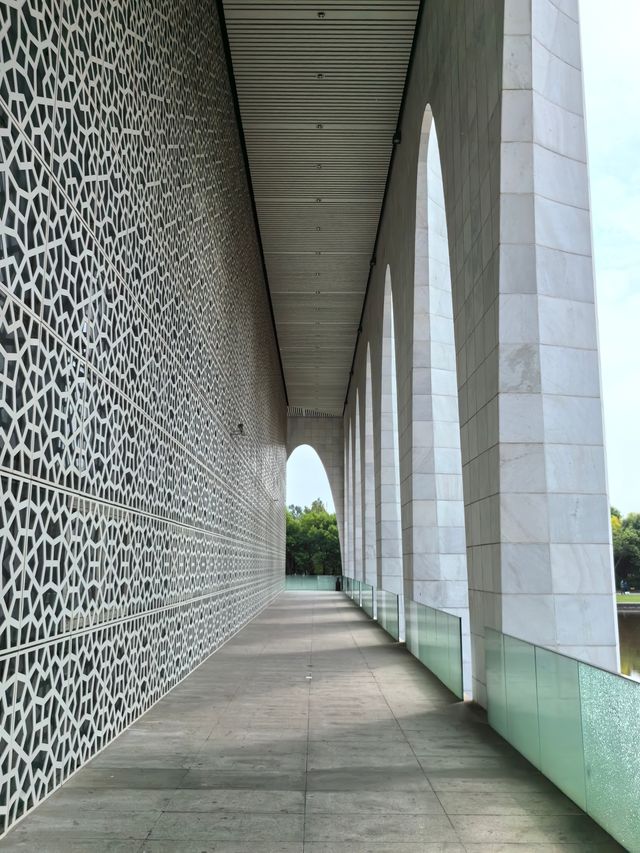 香河天下第一城，位於京城以東，廊坊北三縣的香河，地處京、津、冀交界處