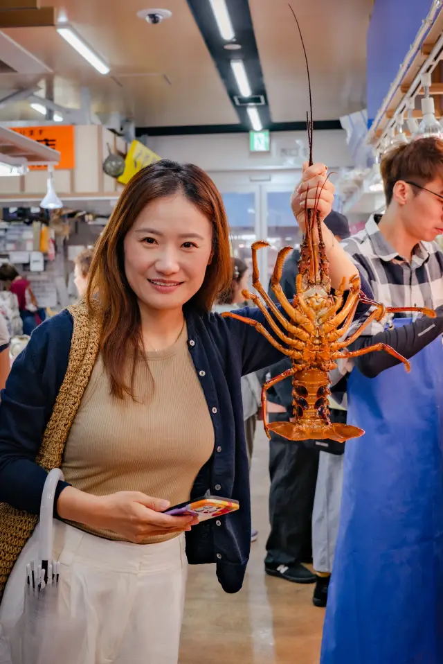 I enjoy the freedom of seafood at the seafood market in Okinawa