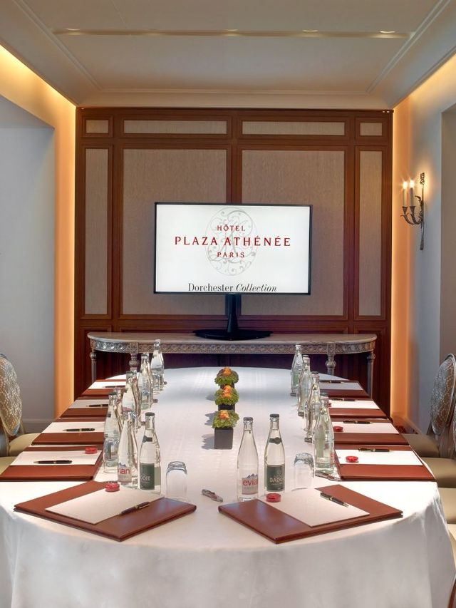 🗼 Parisian Chic & Charm: Hôtel Plaza Athénée 🌹