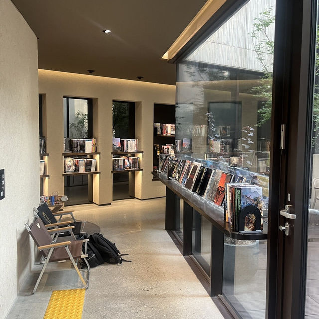 성인들의 놀이터 이태원 한남 북카페 그래픽 📚