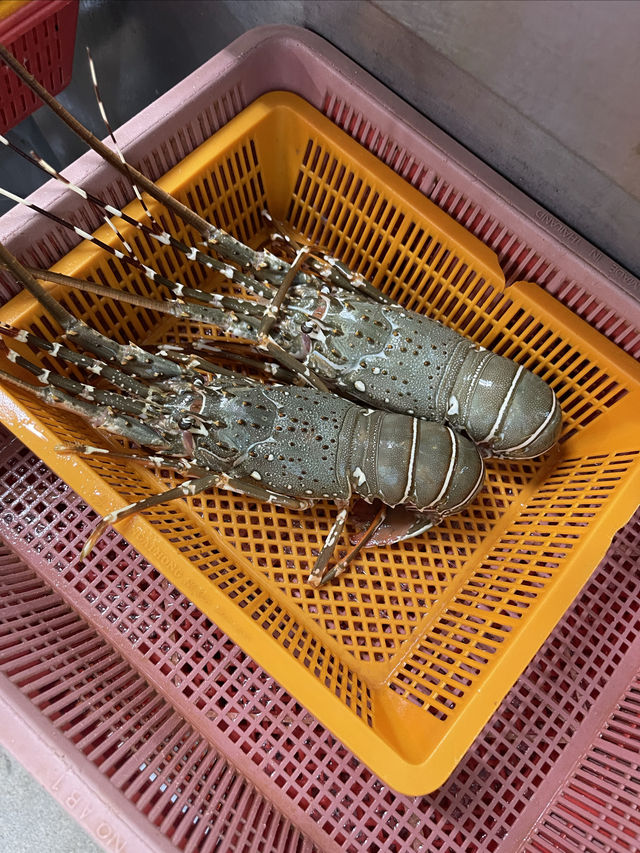 班赞海鲜市場位於普吉島芭東海灘附近的江西冷購物中心出口處對面。市場佔地面積不太大,分為上下兩層。