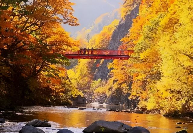北海道秋天的《定山溪》。
北海道定山溪「紅葉季」遊覽路線和景點推薦
