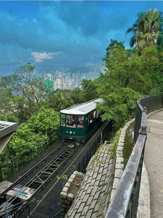 答應我來香港一定要坐一次山頂纜車。