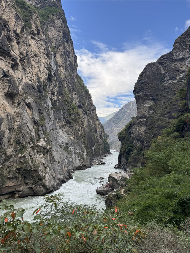 雲南｜虎跳峽峽谷徒步精華路段—— 一線天。