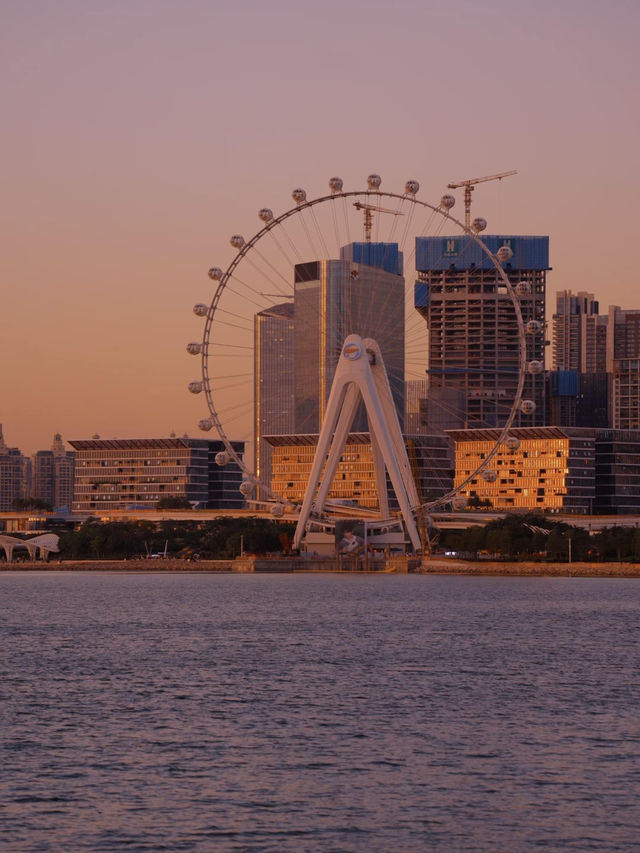 夕陽下的深圳演藝公園。