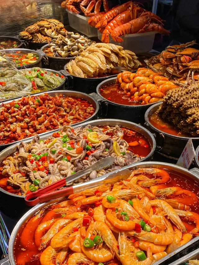 A must-visit street for foodies in Kunming. 