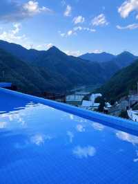 在懸崖上泡溫泉，欣賞麗水美景