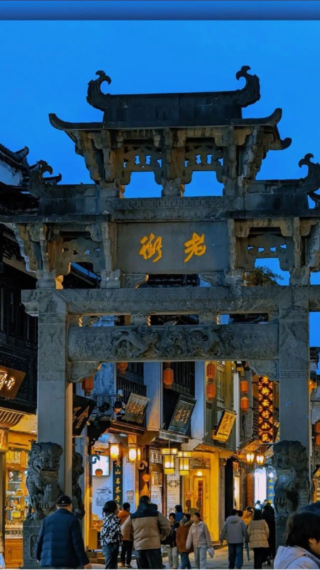踏入古城，青石板路蜿蜒向前，彷彿在訴說著古老的故事