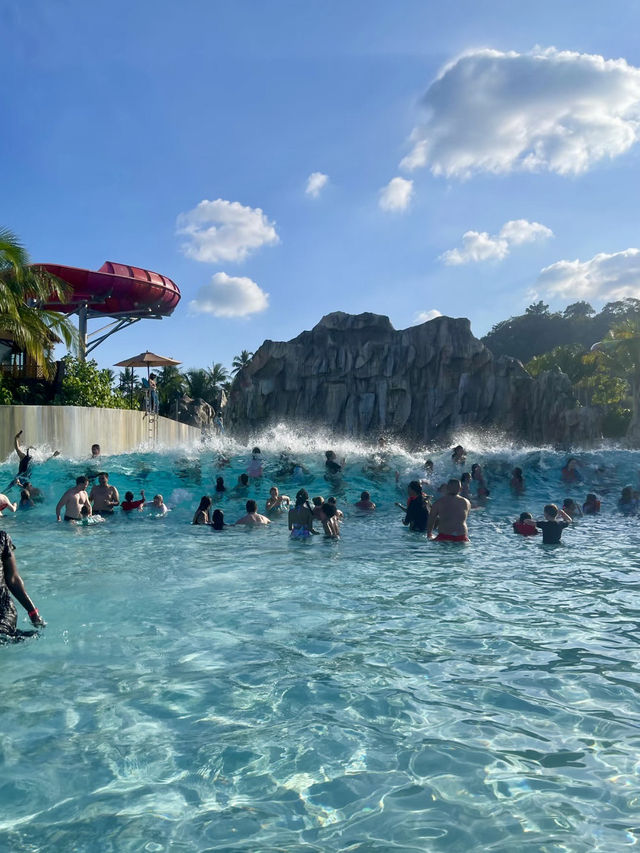 藍天之下的熱帶浪花夢：普吉島安達曼達水上樂園