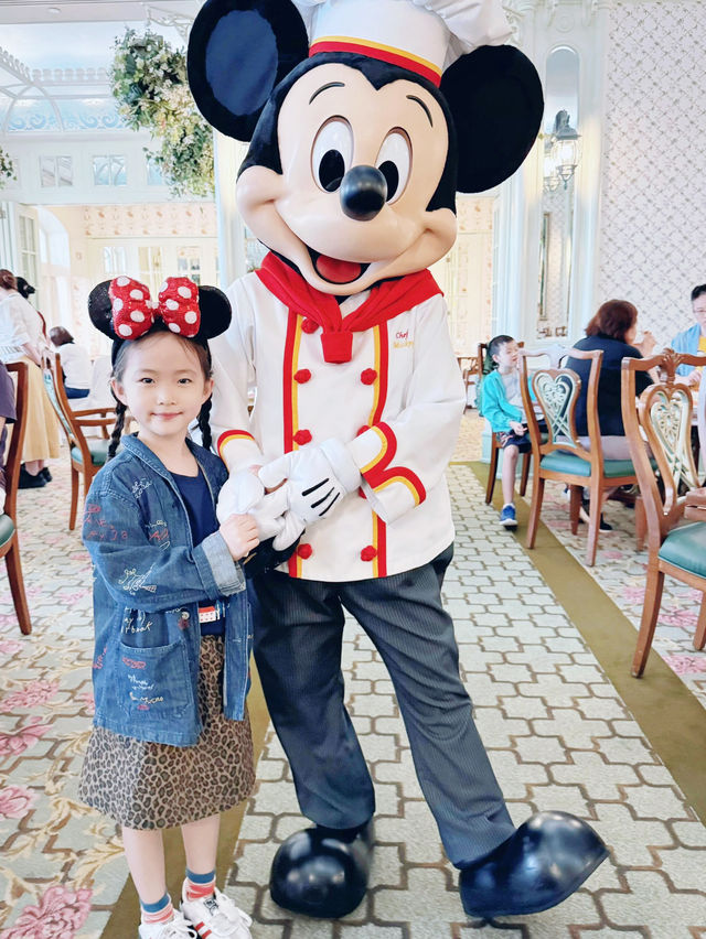 帶女兒去迪士尼吧！🏰 今次來港迪，依然選擇住園區酒店～上兩次在上海住過樂園酒店同玩具總動員酒店，今次揀咗香港迪士尼探索家酒店，體驗超讚！