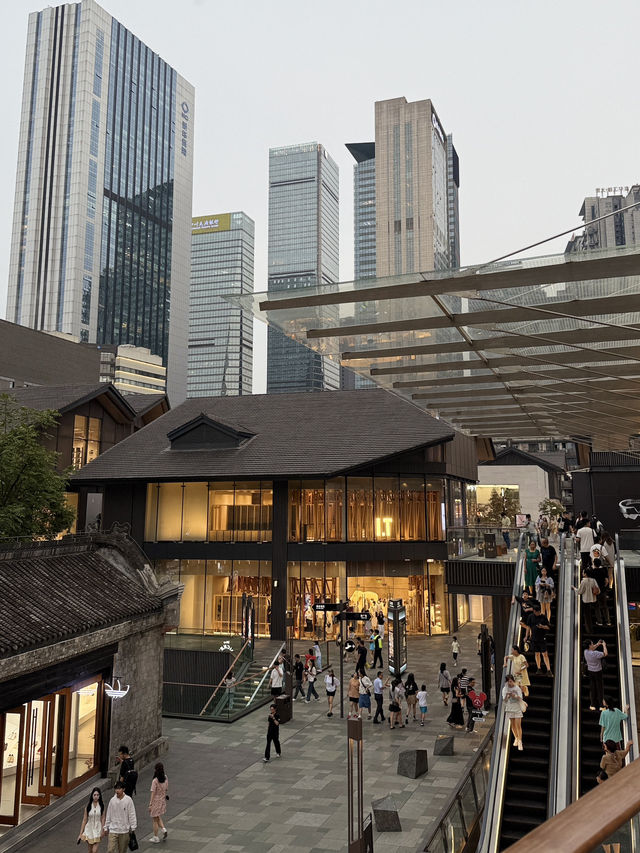 Outdoor Luxury Shopping in Chengdu🇨🇳 Outdoor Luxury Shopping in Chengdu🇨🇳