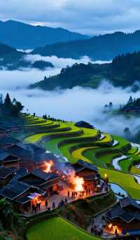 層層疊疊的田壟如天梯般蜿蜒山間，吊腳木樓隱現於雲霧中如仙境