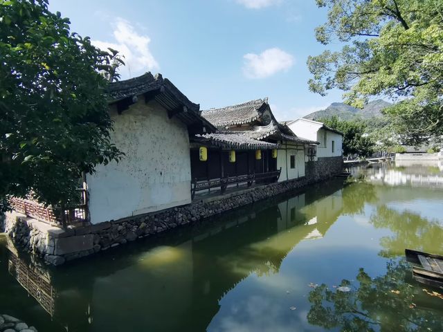 古村秋色藏詩意