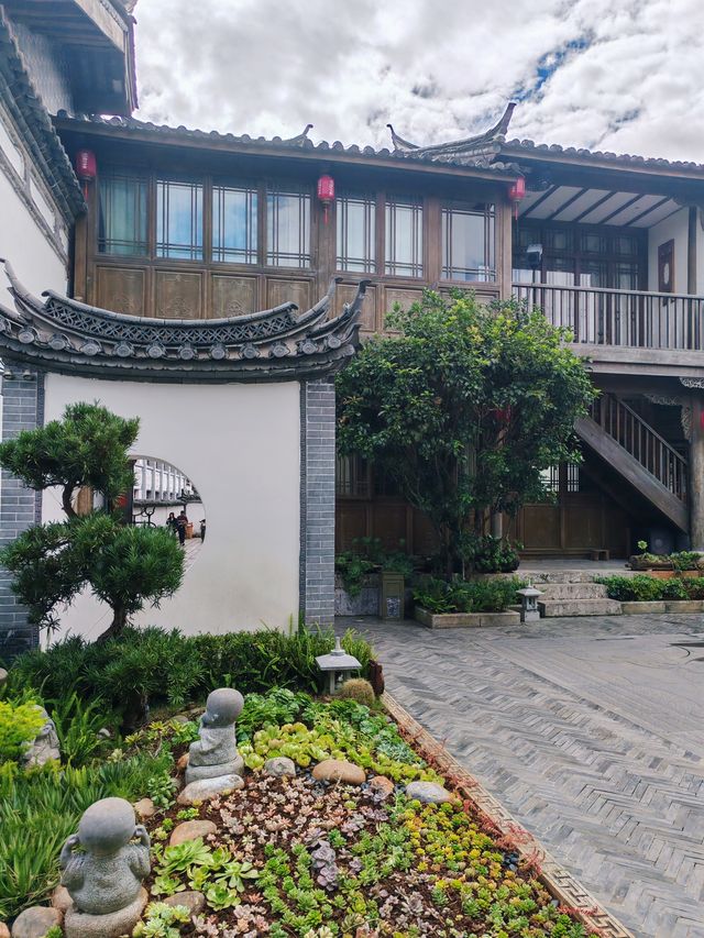 哇！一走進泊心雲舍就被院子中央的靜水池美到尖叫！