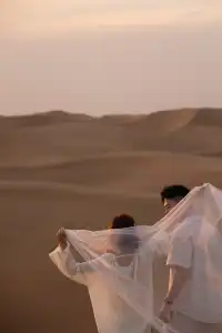 在沙漠夕陽裡我拍到了愛情最浪漫的模樣