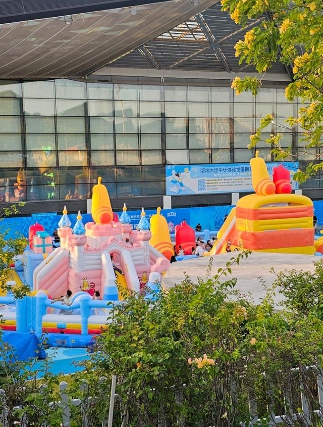 斑斕雲彩下遊樂設施玩足一日