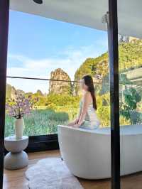 棲於明仕聚寶盆,一窗山水一窗福 推開門,喀斯特的青黛便撞進眼底——「畫山雲野Scenic山水度假