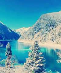 冬幻九寨365天倒映嘅仙境全部喺晒度喇 想逃離城市?一秒鐘墜入藍色仙境!九寨溝嘅冬天真係被嚴