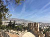 來聖托里尼度個假吧！這裡的天空藍得像油畫，海水清澈見底，整個人都放鬆下來了～這次打卡了幾個絕美景點和