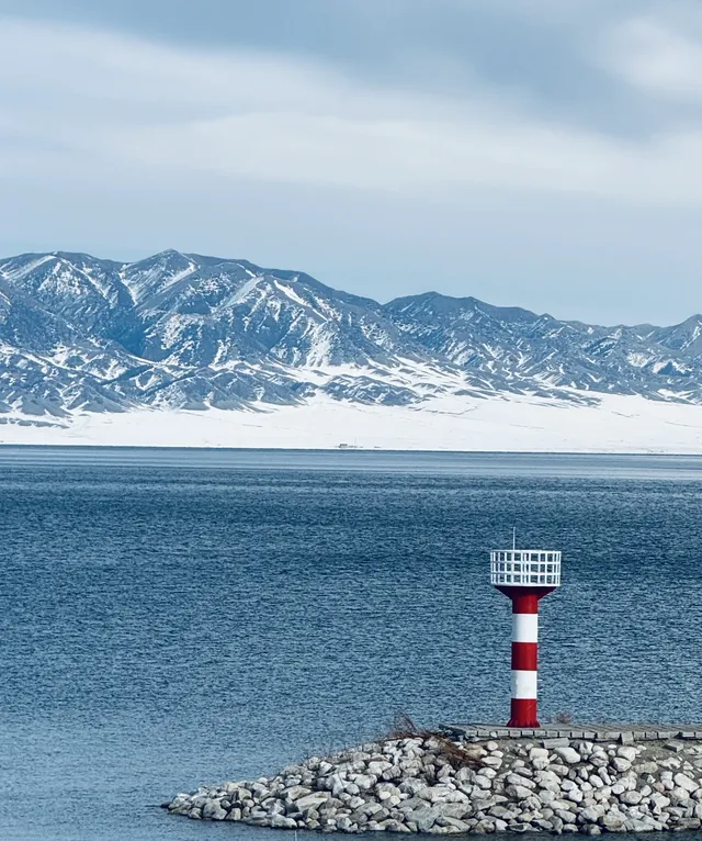 賽里木湖冬日限定粉色雪山 賽里木湖冬日限定粉色雪山