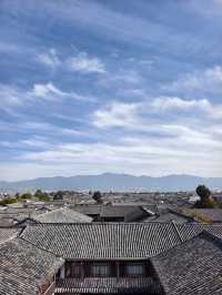 登上天空之鏡,左手古城煙火,右手雪山晴空