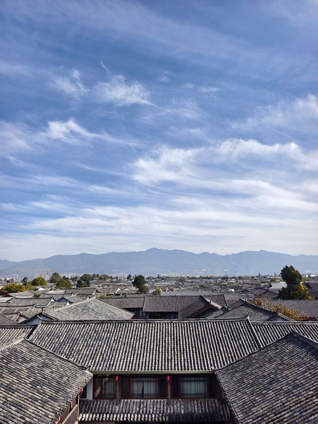 登上天空之鏡,左手古城煙火,右手雪山晴空 登上天空之鏡,左手古城煙火,右手雪山晴空
