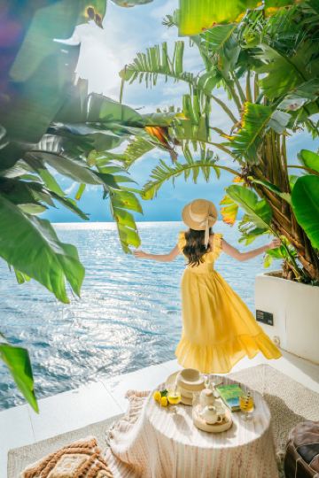 Not in Bali! Staying at a waterfront guesthouse in Dali!