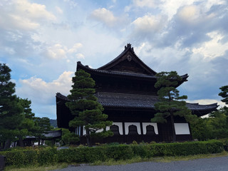 清水寺參觀結束,選了二年坂左側的一條岔路石板下坡路,小路結束抵達五條坂(松原通)大路口,到五條坂十字