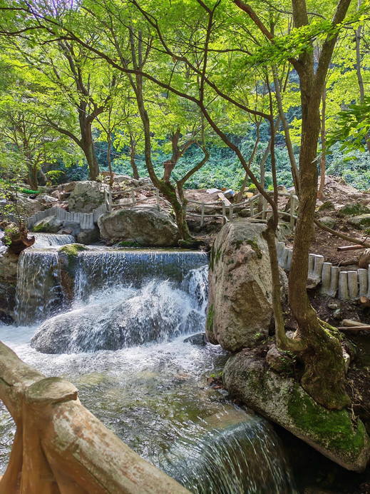 山西省の避暑地、紅崖峡谷｜峡谷の渓流＋広大な草原 | Trip.com 霊石