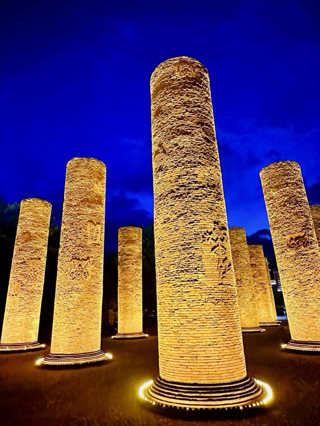 Xichang Torch Square: Towering torch pillars, experience the Yi culture of the Greater Liangshan Mountains